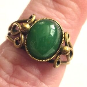 Green ring gold tone metal ring size 6